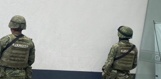 Cinco hombres enfrentan proceso penal por portar armas de uso exclusivo del Ejército.