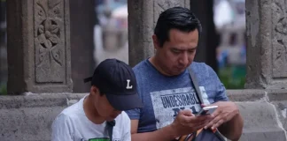 SEP evalúa restricción de celulares